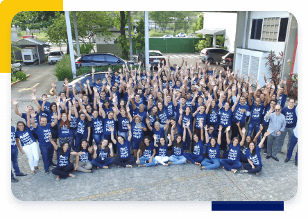 Equipe Acripel na frente da empresa